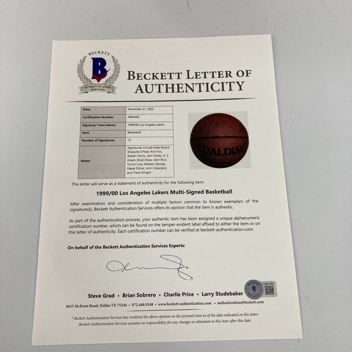 Kobe Bryant 1999-2000 Los Angeles NBA Champs Team Signed Basketball Beckett COA