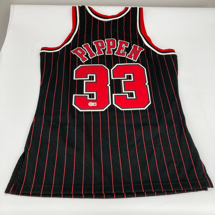 Scottie Pippen Signed Mitchell & Ness Chicago Bulls Jersey Beckett Certified