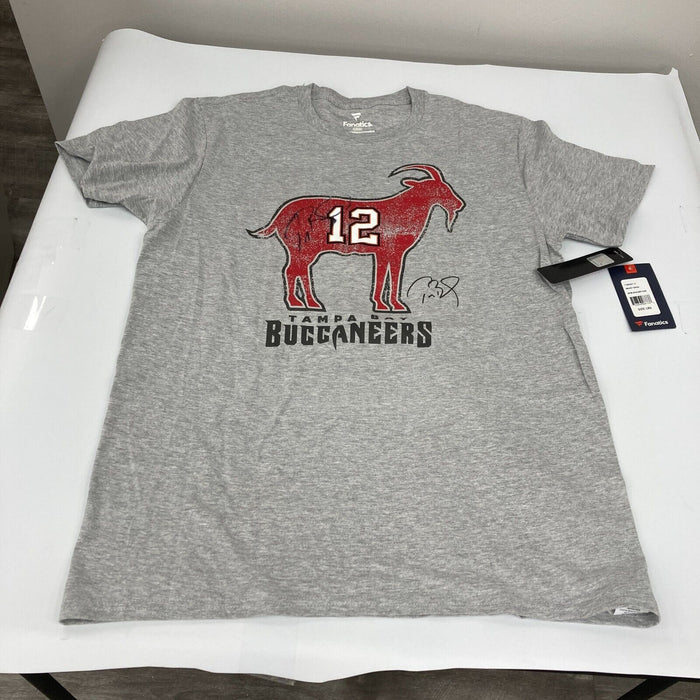 Tom Brady Signed Tampa Bay Buccaneers GOAT Fanatics T-Shirt Beckett COA