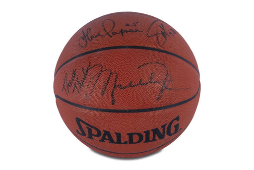 1992-93 Chicago Bulls NBA Champs Team Signed NBA Game Basketball Beckett COA