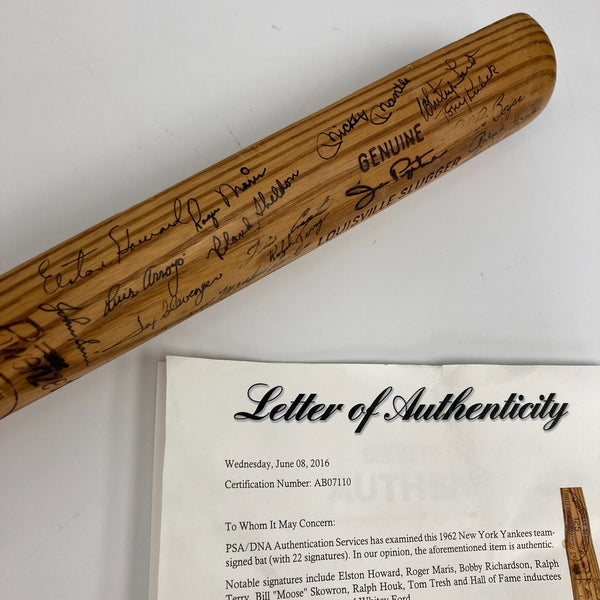 1962 New York Yankees W.S. Champs Team Signed Bat Mickey Mantle Beckett COA
