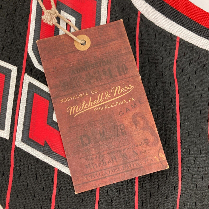 Scottie Pippen Signed Mitchell & Ness Chicago Bulls Jersey Beckett Certified