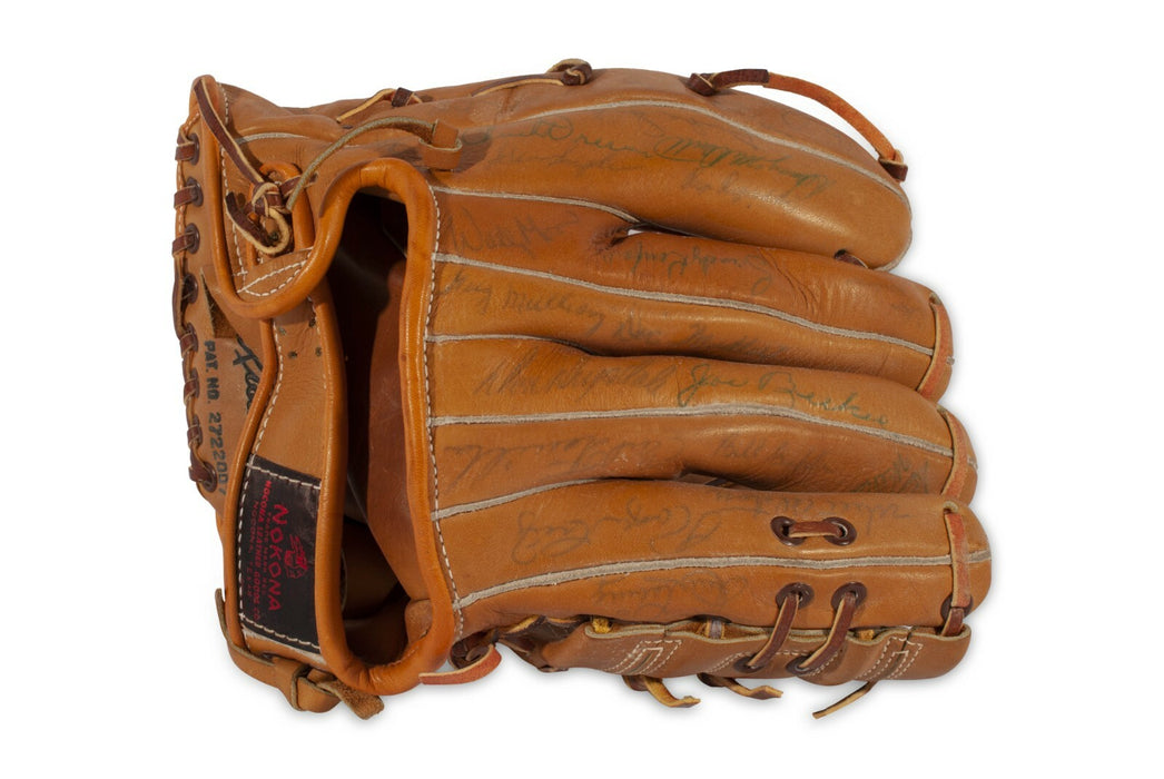 1959 Los Angeles Dodgers World Series Champs Team Signed 1950's Glove Beckett