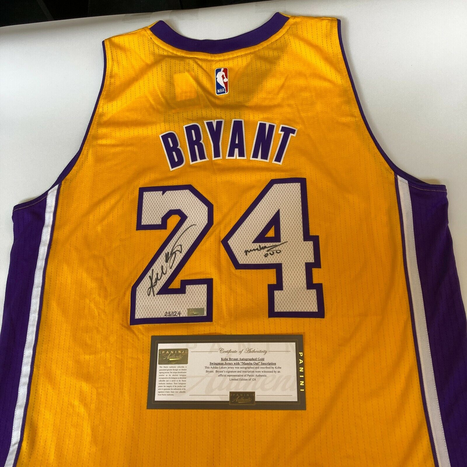 Maillot de basket NBA des Los Angeles Lakers Away signé Maillot de basket NBA des Los Angeles Lakers Away signé