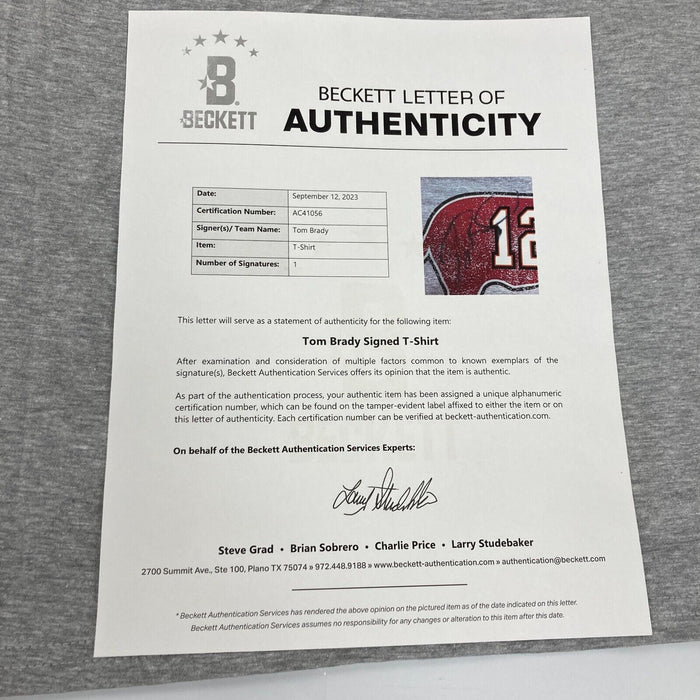 Tom Brady Signed Tampa Bay Buccaneers GOAT Fanatics T-Shirt Beckett COA