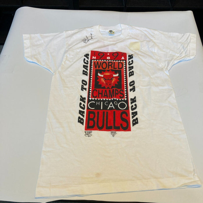 B.J. Armstrong Signed 1992 Chicago Bulls Back To Back Champs T-shirt Beckett