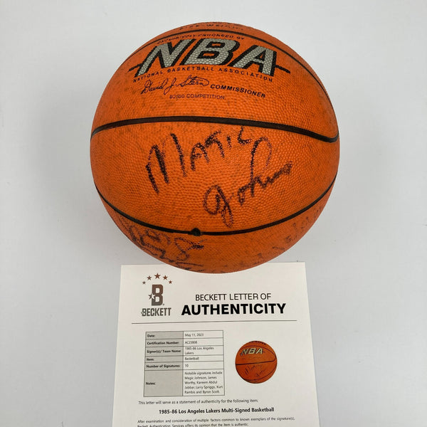 1985-86 Los Angeles Lakers Team Signed Basketball Abdul Jabbar Magic Johnson BAS