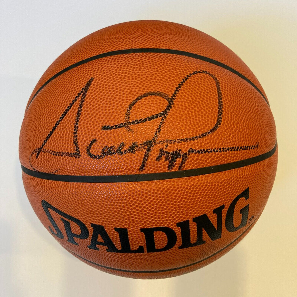 Scottie Pippen Signed Spalding Official NBA Game Basketball Beckett Hologram