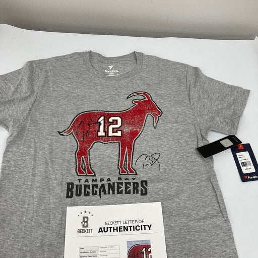 Tom Brady Signed Tampa Bay Buccaneers GOAT Fanatics T-Shirt Beckett COA
