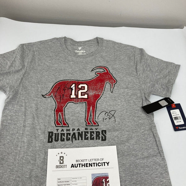 Tom Brady Signed Tampa Bay Buccaneers GOAT Fanatics T-Shirt Beckett COA