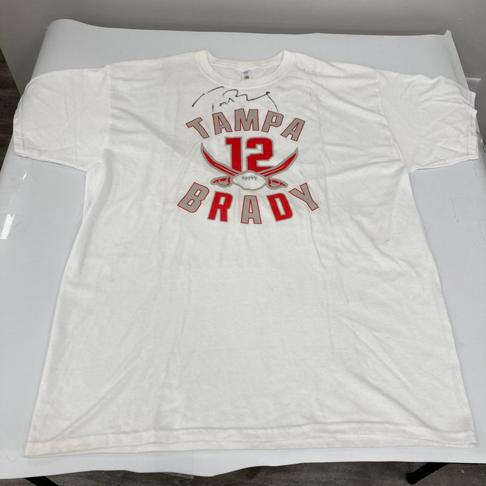 Tom Brady Signed Tampa Bay Buccaneers Authentic Fanatics T-Shirt Beckett COA