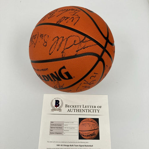 Michael Jordan 1991-92 Chicago Bulls NBA Champs Team Signed Basketball Beckett