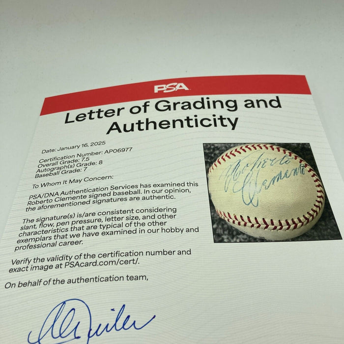 Beautiful Roberto Clemente Single Signed Baseball PSA DNA Graded Mint 8