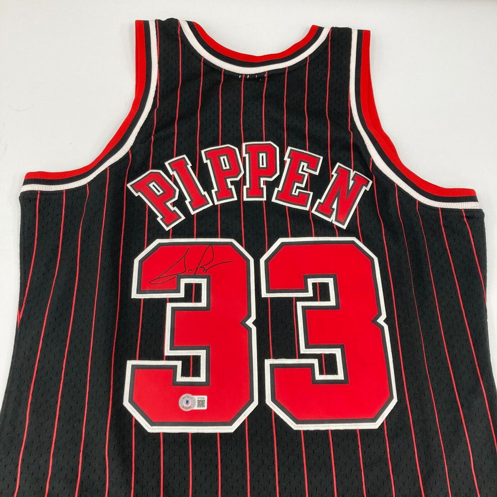 Scottie Pippen Signed Mitchell & Ness Chicago Bulls Jersey Beckett Certified