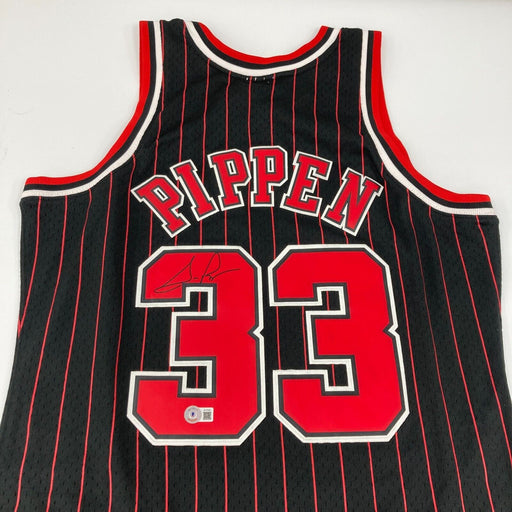 Scottie Pippen Signed Mitchell & Ness Chicago Bulls Jersey Beckett Certified