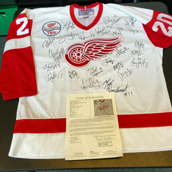 detroit red wings gear 1997-98 Detroit Red Wings Stanley Cup Champs Team Signed Jersey With J — Showpieces Sports