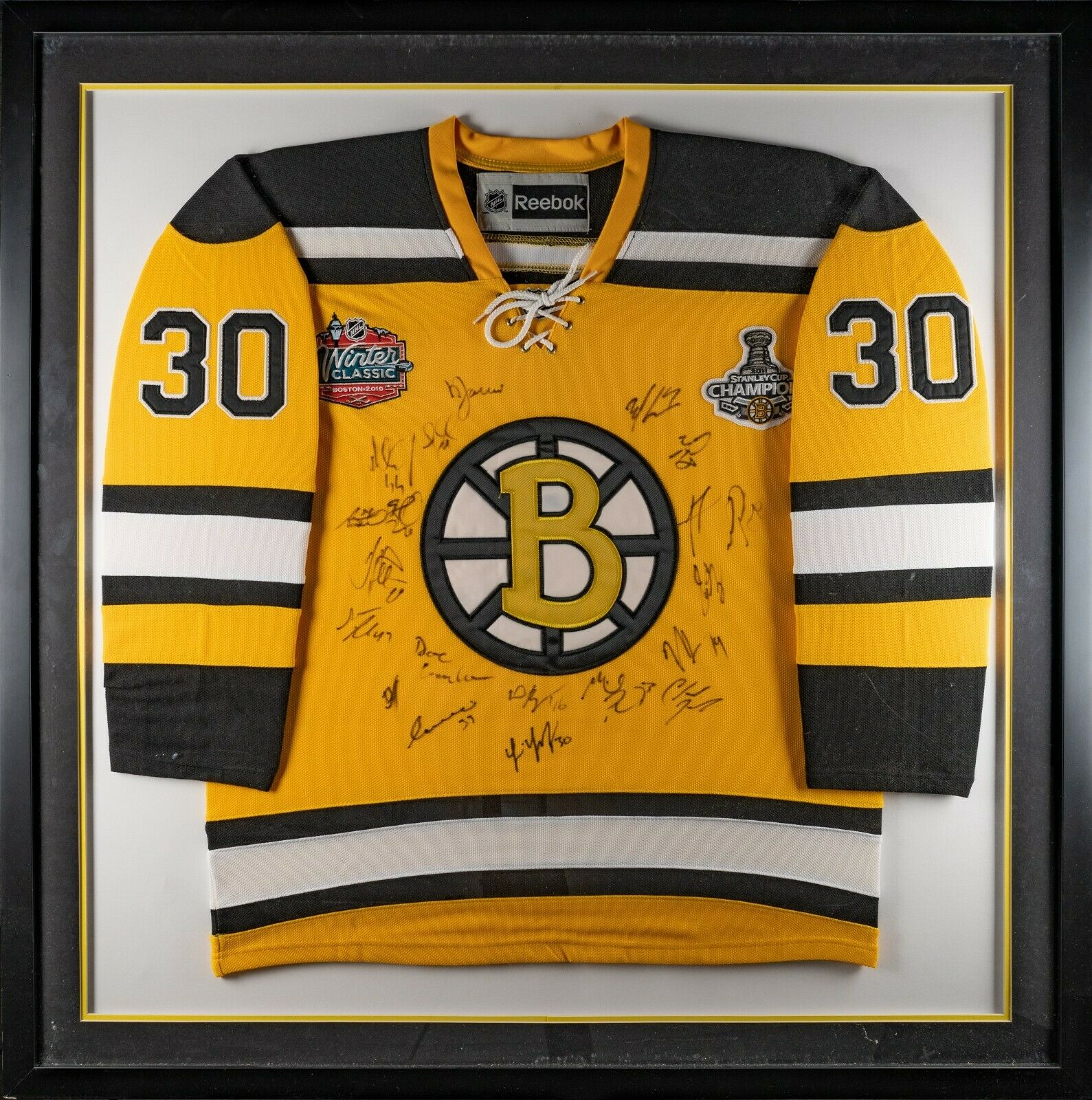 2010–11 Boston Bruins Stanley Cup Champs Team Signed Jersey Framed