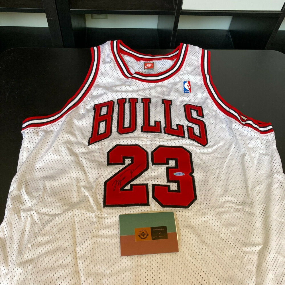 Michael Jordan Signed Chicago Bulls Red 1998-99 Nike Jersey UDA