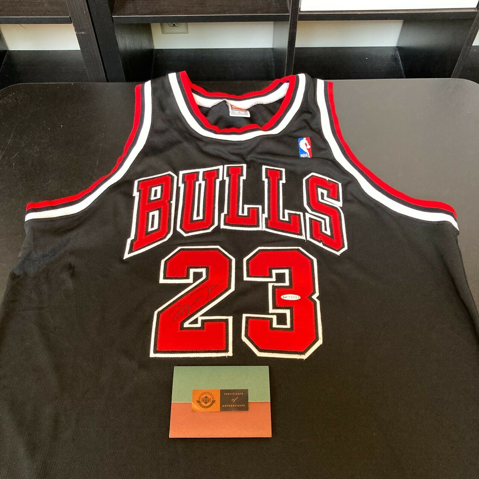 Autographed Chicago Bulls Michael Jordan Upper Deck Black Nike Jersey with  Retirement Season Embroidered - UDA