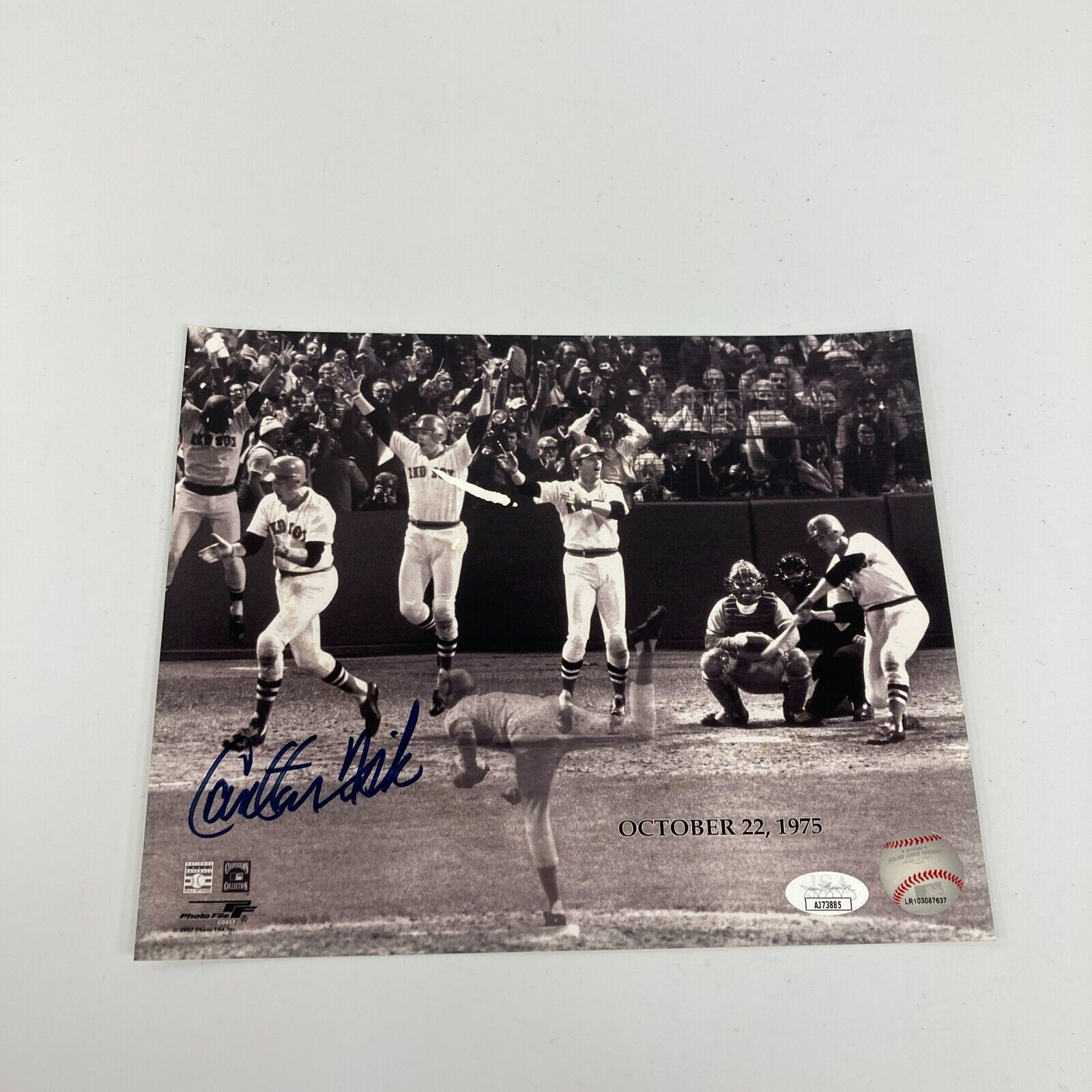 Carlton Fisk Signed October 22, 1975 World Series Home Run 8x10 Photo —  Showpieces Sports