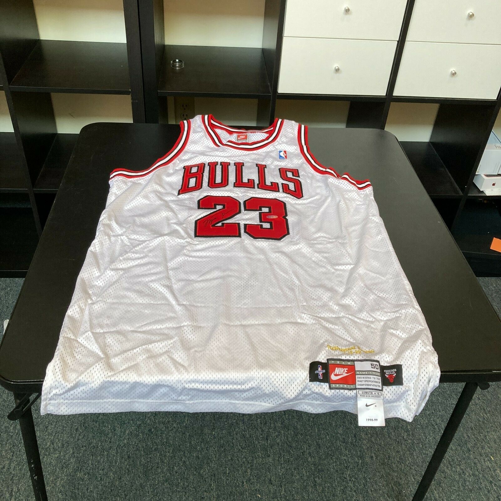 Bulls Michael Jordan Signed White Nike Size 50 Jersey UDA