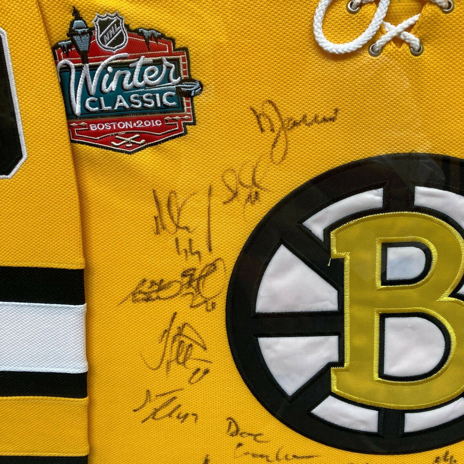 2010–11 Boston Bruins Stanley Cup Champs Team Signed Jersey Framed