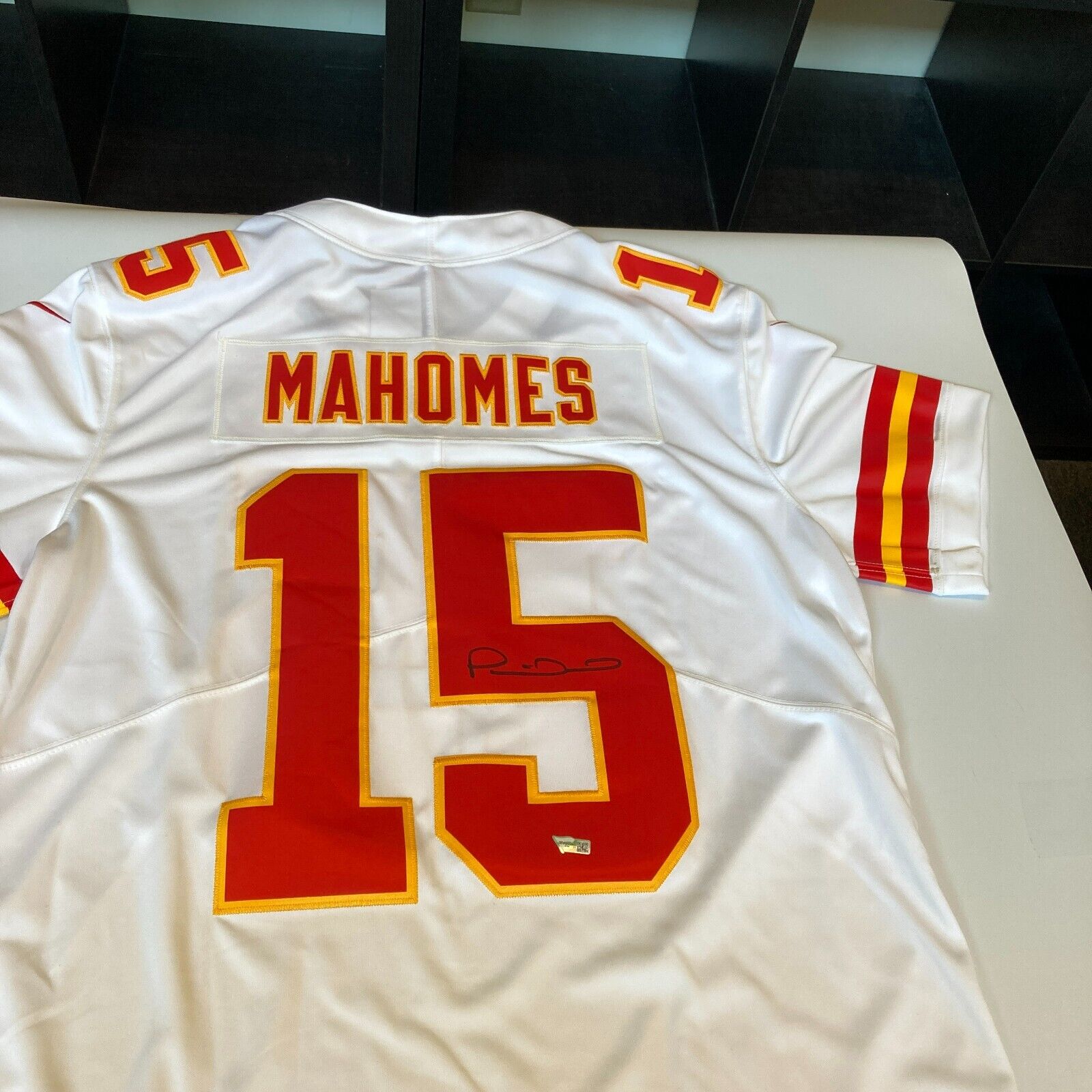 KANSAS CITY CHIEFS PATRICK MAHOMES SIGNED JERSEY JSA COA AUTHENTIC AUTOGRAPH  NFL