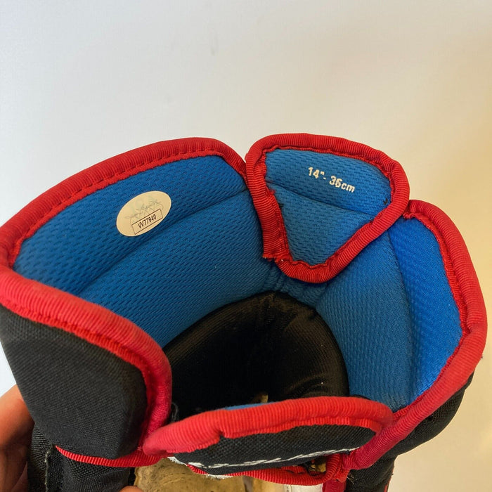 Brent Seabrook Signed Game Used Bauer Hockey Glove Chicago Blackhawks JSA COA