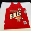 B.J. Armstrong Signed Chicago Bulls Back To Back Champs T-shirt Beckett