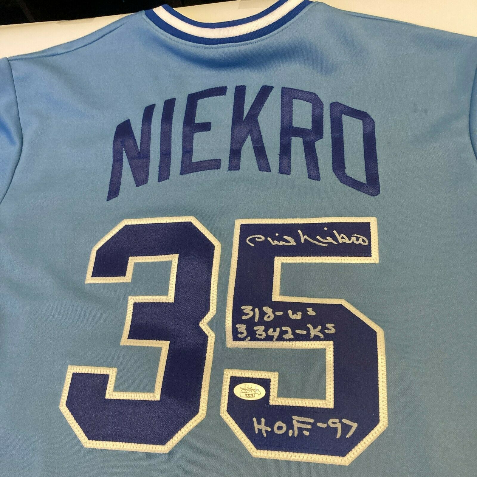 Phil Niekro Signed Braves Jersey (Beckett COA)